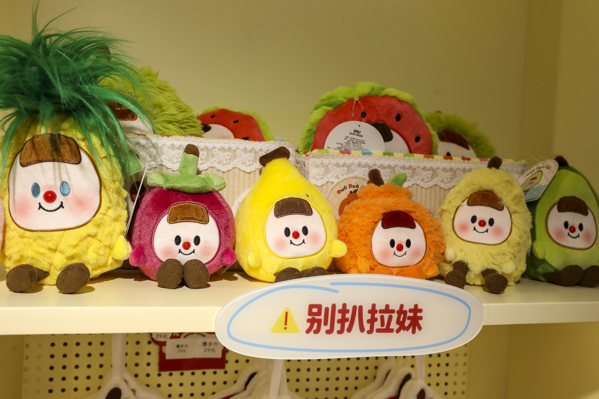 你的面包系列IP共有两个形象一个热情似火一个认真慢热两个IP是一对好朋友。笔者将这两种不同的性格的IP形象用来表现企业理念的拟人化热情似火代表了面对消费者时热情的服务态度而冷静慢热则代表企业对于产品制作方面认真的态度。将企业文化带入IP的性格特征不仅可以突出品牌特点还增加了趣味性提升了该品牌在消费者心中的亲切感。赋予IP鲜明的性格特征、使其更贴近生活才更容易被大众记住。以上文字换种说法。