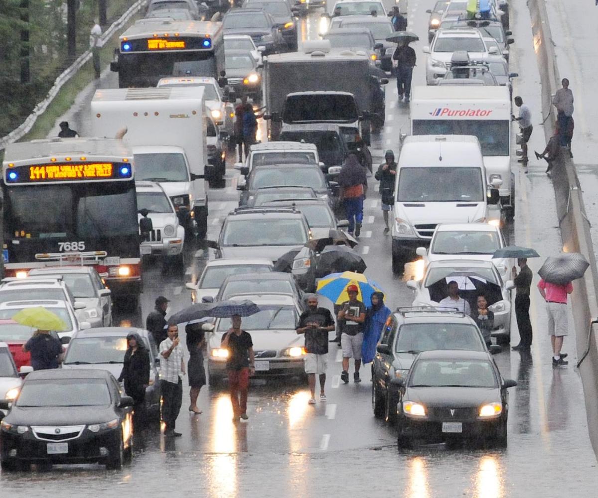 乘客如遇地铁停电别紧张!