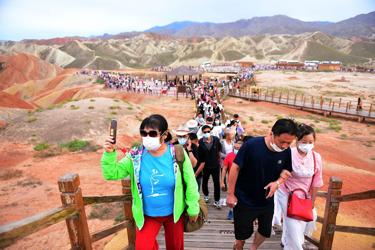 我打算和我爱人在七月初度蜜月计划去我国的大西北玩为期10天帮我做个旅游攻略