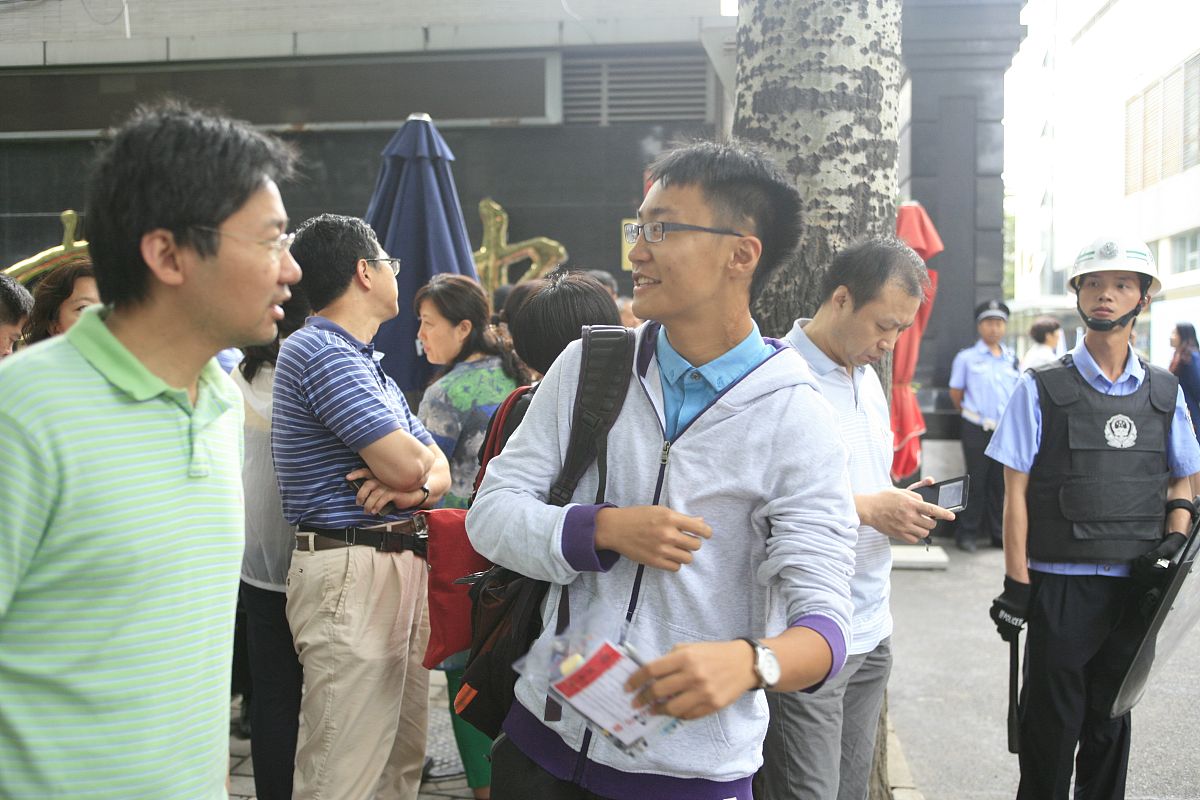 帮我写一份美篇：主题是南城二中校园安全暨安保工作会议南城二中校园安全暨安保工作会议于近日在学校会议室召开。本次会议旨在加强校园安全管理提高师生安全意识确保学校安全稳定。会议首先由校长发表讲话他强调了校园安全工作的重要性并指出了当前存在的安全问题。他表示学校将采取一系列措施加强安保力度确保校园安全。随后安保部门负责人介绍了学校的安保措施和工作情况。他强调了校园巡逻的重要性并提出了加强校园巡逻的具体措