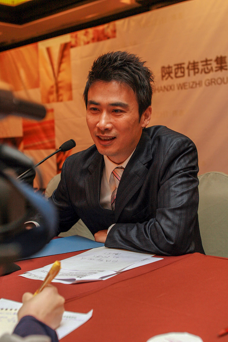 2008年4月22日,四川成都,影视演员柳云龙受邀成为国内知名男装品牌伟