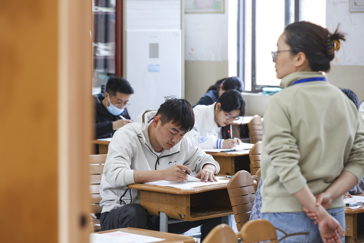 2026年4月18日,江苏淮安,参加事业单位招聘人员考试的