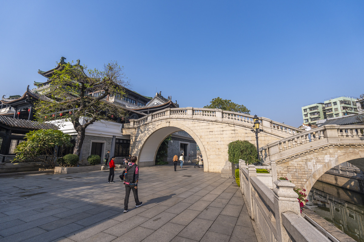 2025年12月29日,广东广州,永庆坊骑楼老街红旗招展