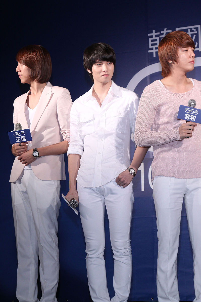 2010年9月24日,台北,韩国首席男生团体cnblue举行签名会.+++_+++cnblu