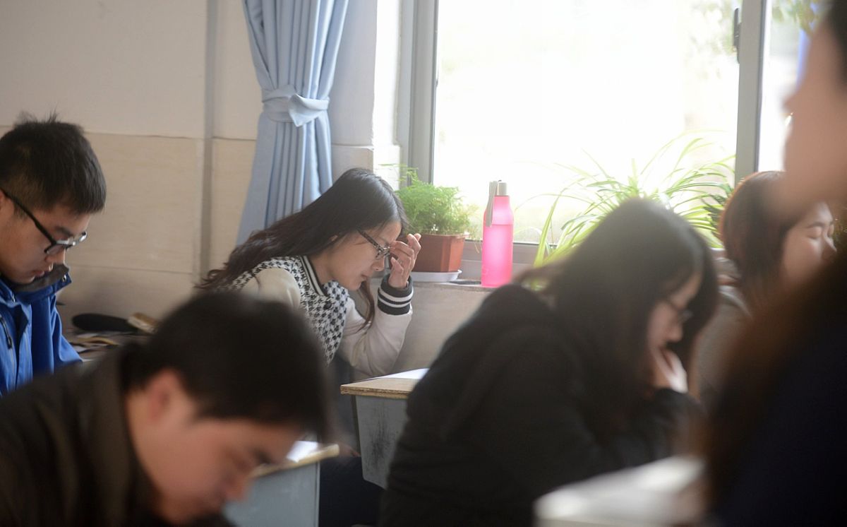 《自在之间》：大学生心理健康励志剧本