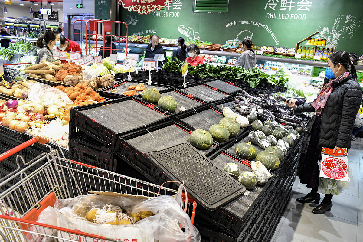 生鲜商品的陈列某连锁门店蔬菜、水果的日销售额在3万元左右生鲜区商品很新鲜但销售有下降的趋势毛利率较低。部分生鲜商品陈列布局如图 4-1 所示。水晶红富士	红富士	水晶梨	红粉佳人苹果	香梨	砀山梨	糖心富士	嘎啦苹果	库尔勒梨	图4-1部分生鲜商品陈列布局说明1陈列台面的规格是12 米x12 米堆头。