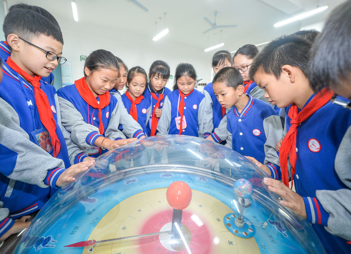 《自转时公转的都小姐》读后感