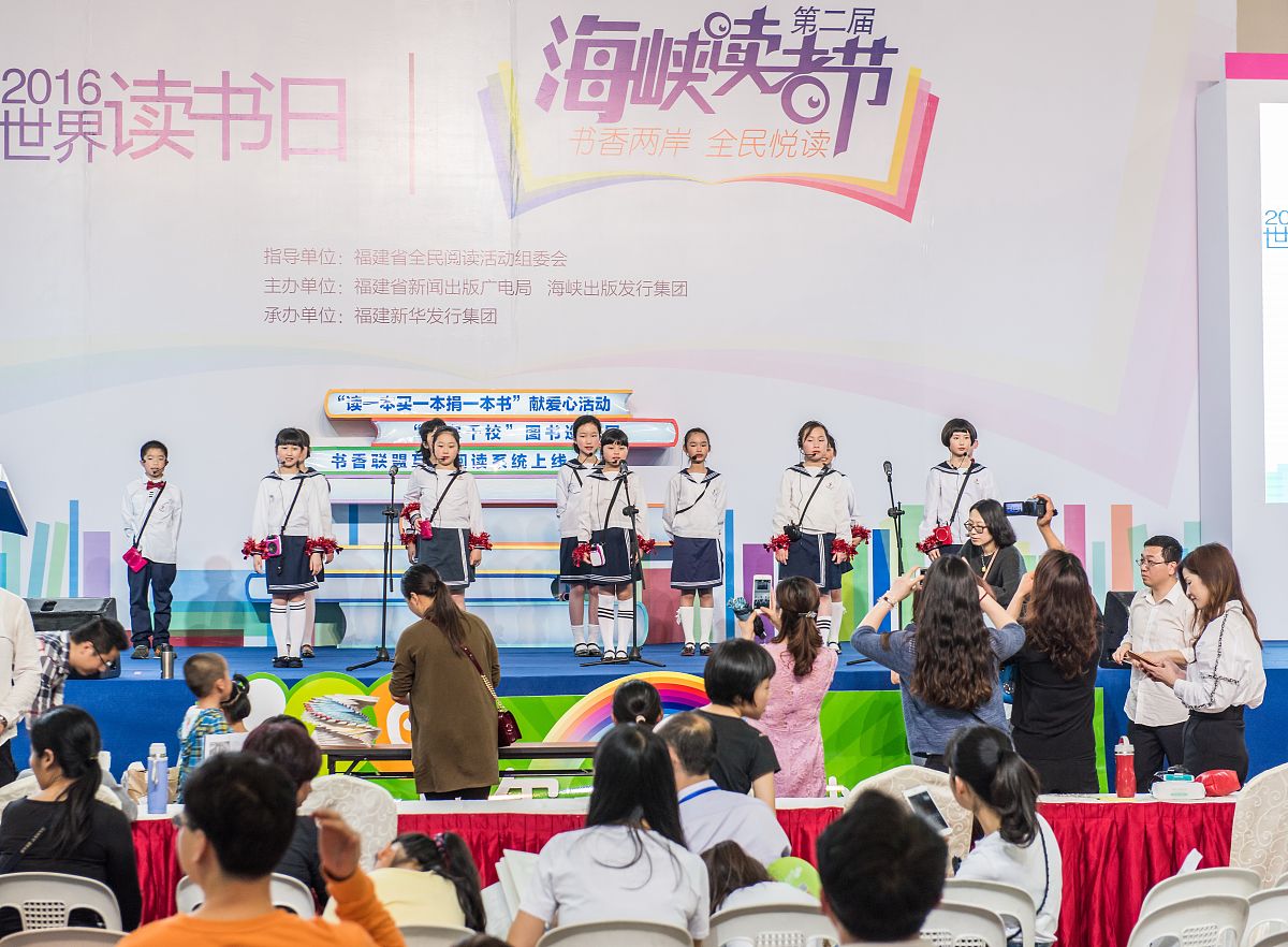 本月作文主题：4月23日是世界读书日写下你和书之间的故事对书本的认知理解三观正富有指导意义语言诙谐幽默题目自拟严禁抄袭字数不低于800字