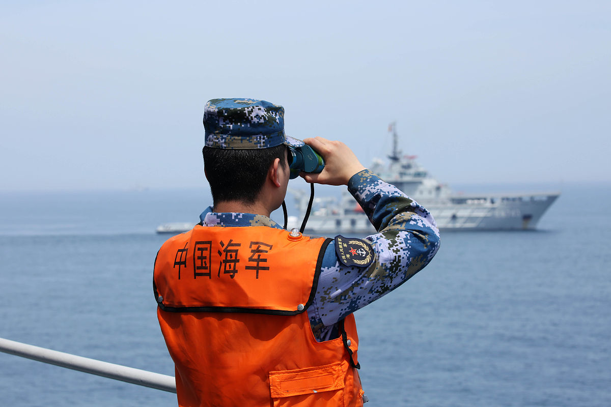 扩展至2000字扩展内容为电影《守岛人》是一部非常感人的电影讲述了一个普通人在国家需要的时候义无反顾地守卫国家的故事。这部电影虽然只有短短的100分钟但是却给人留下了深刻的印象。电影的主人公是王继才他是一个普通的渔民但是在1983年他和妻子王仕花被派往南海边陲的一个小岛上守卫开始了他们32年的守岛生涯。这个小岛的名字叫做开山岛岛上没有电没有自来水没有道路也没有医生。他们的工作就是守卫这个小岛防止敌