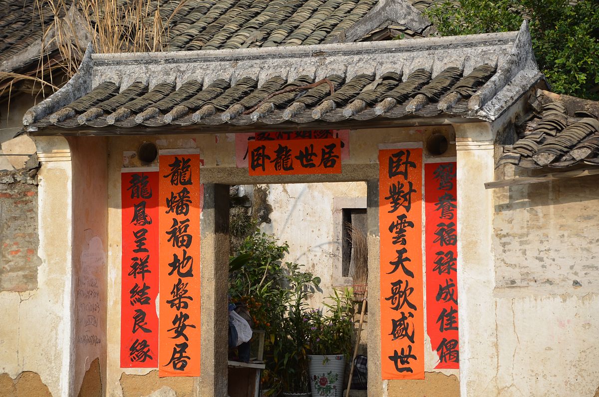 村庄寂静无人烟，只剩空房惹人怜：对出下半句，押韵内容是？