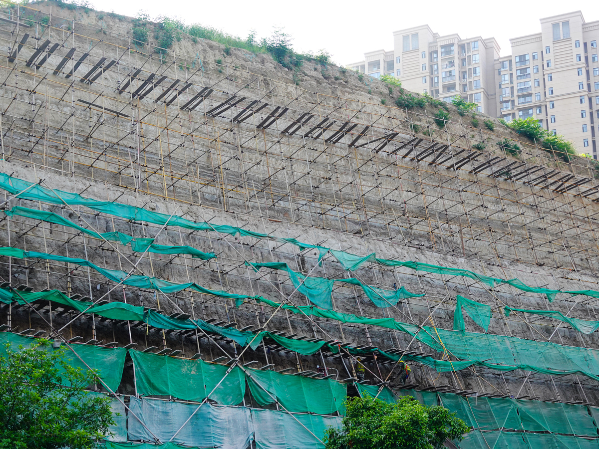 用自己的理解论述边坡支护结构的设计原则写成一段话格式不少于1000字。