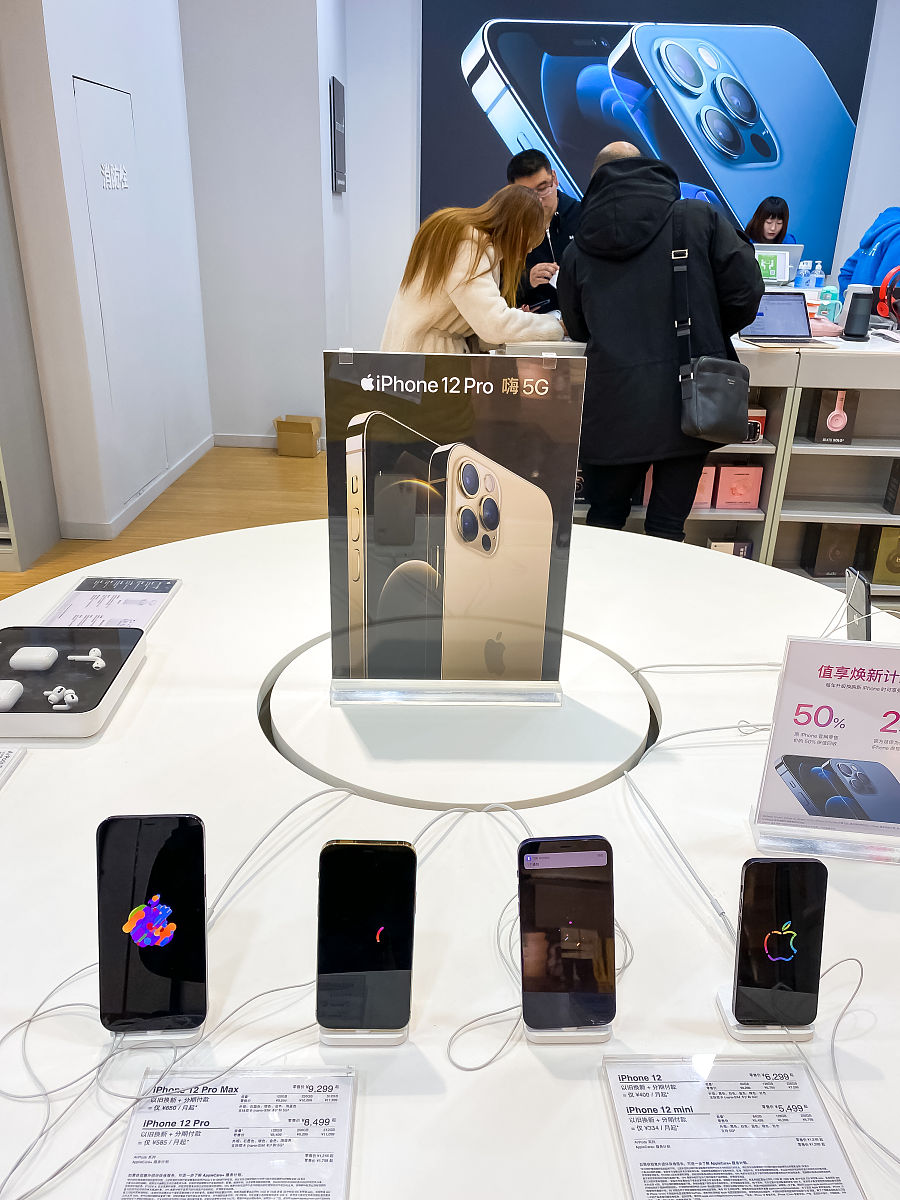 苹果手机12pro+max为什么下载小说的时候充不进去电呢+不下载的时候是正常呢