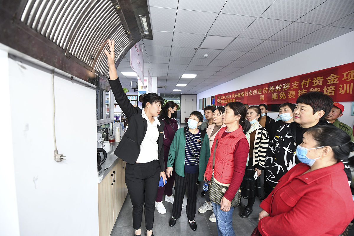 以成都哪家家政公司培训最正规为主题写800多字的文章。