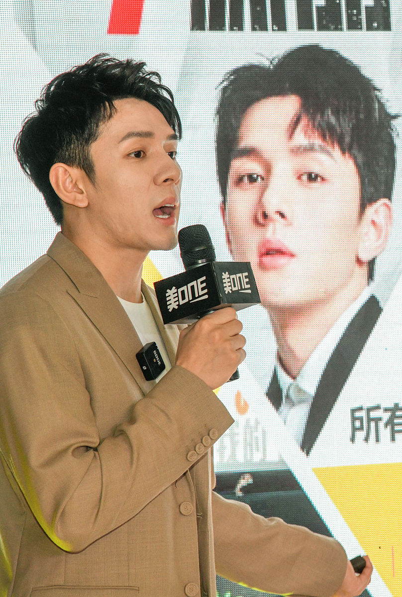 李佳琦嘲讽粉丝买不起眉笔事件引热议：明星责任与商业道德探讨