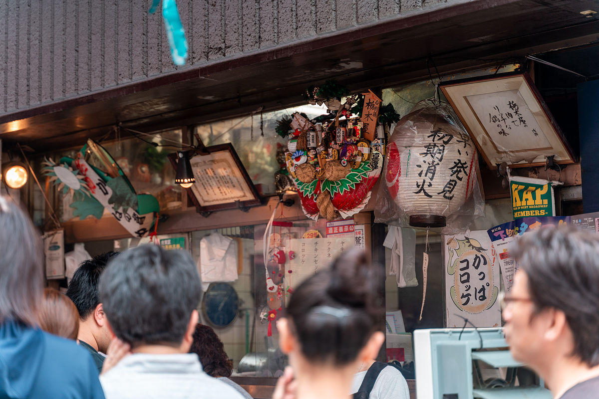 当地时间2019年7月6日,日本东京,民众张灯结彩迎接令和元年首个日本七
