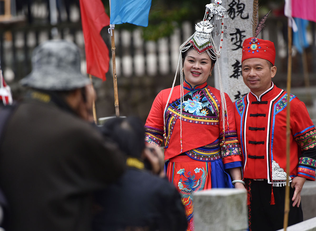 2018年10月20日,在浙江武义黄干山村畲寨舞台身着鲜艳民族服饰的畲民,