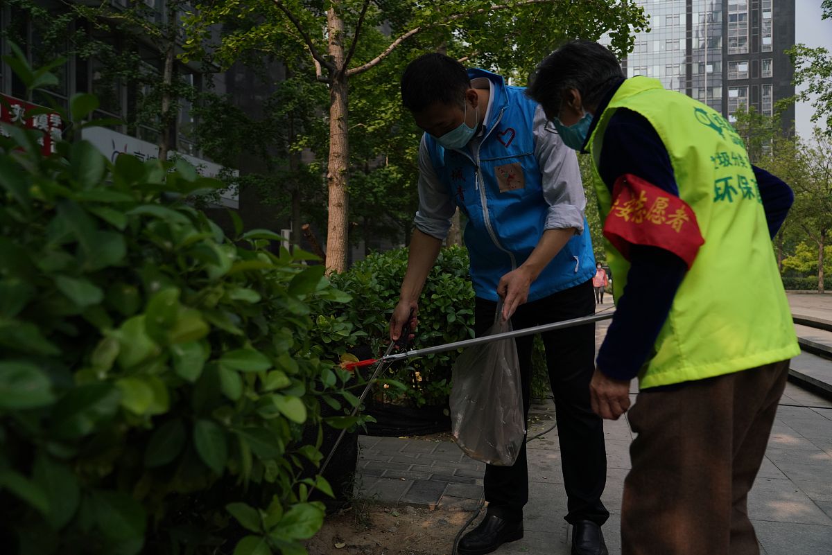 社区清洁志愿活动：收获环保意识、团队合作和更多！