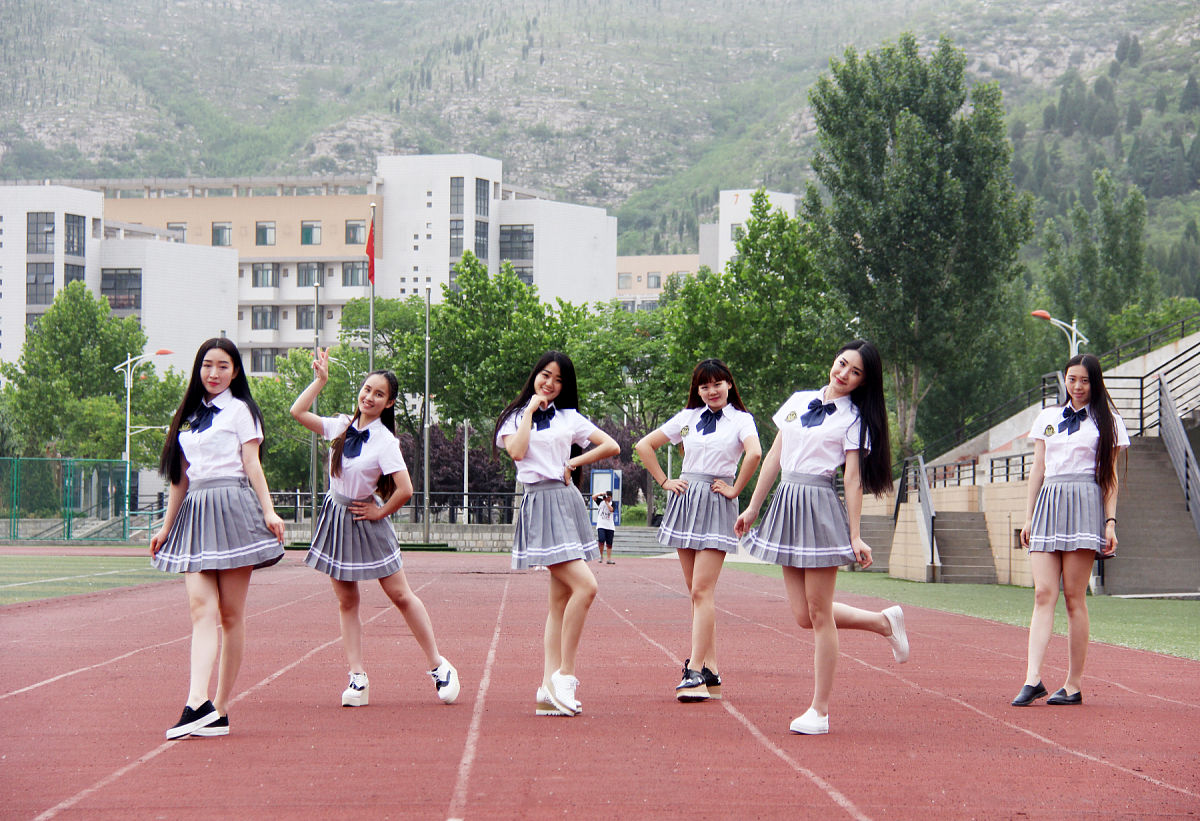 2015年5月14日,济南,同宿舍六名青春靓丽的女生身穿统一学生装,在学校