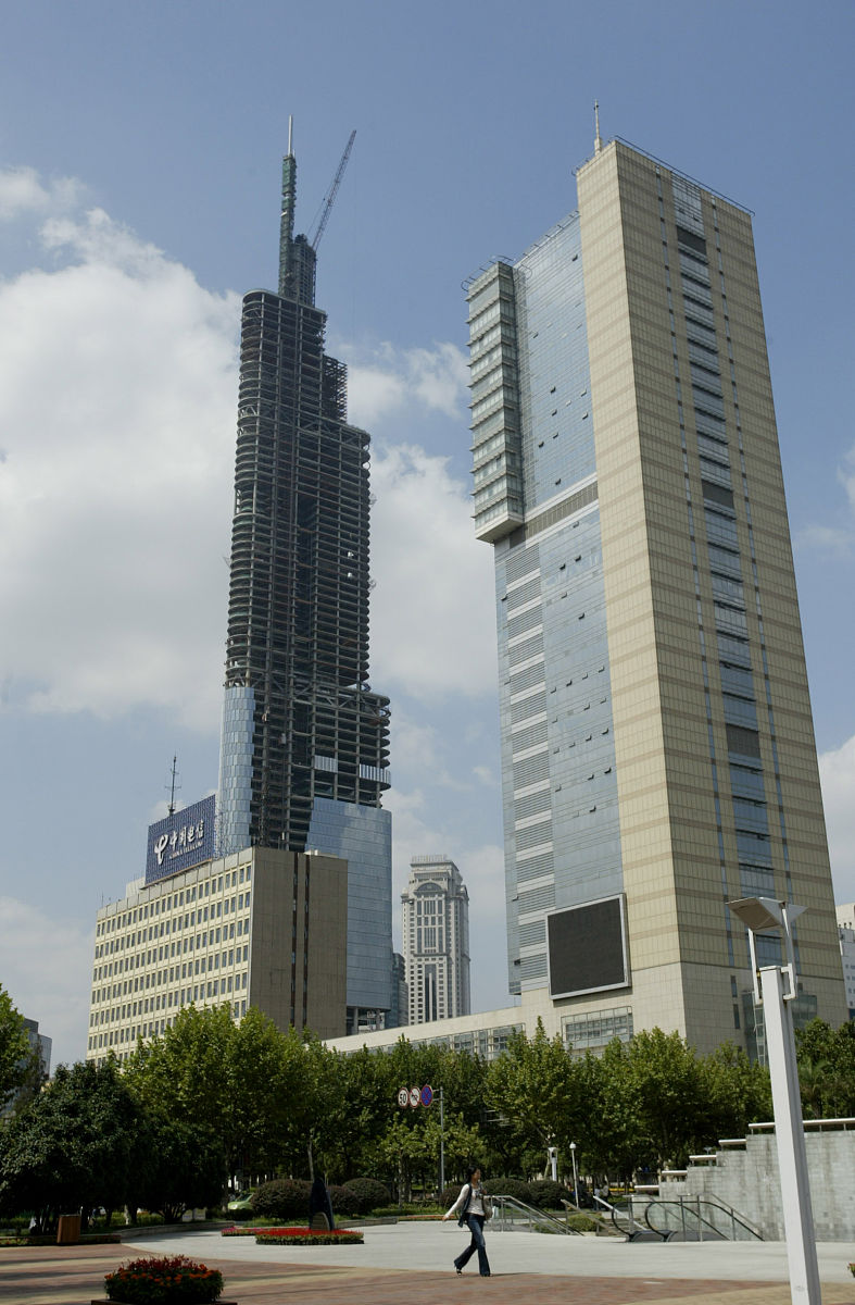 2008年9月30日,南京市中心地带上海绿地集团开发的世界第七高楼紫峰大