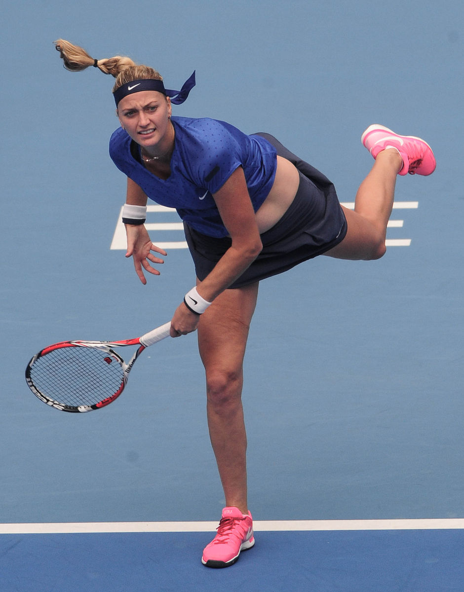 单项选择题 基础题每题2分共2题专项题每题2分共18题16 网球比赛中主裁判的椅子应距离网柱后多少米？A1米。 B12米。 C18米。 D2米。 17 2018年中国网球公开赛男单冠军是A巴斯拉什维利 B德尔波特罗 C埃德蒙德 D兹沃列夫 18 运动员第一次发球失误第二次发球时球在空中与邻场的球相撞裁判员应该怎么做？A判第二次发球重发。 B判第一次发球重发。 C判发球方得分。 D判接发球方得分