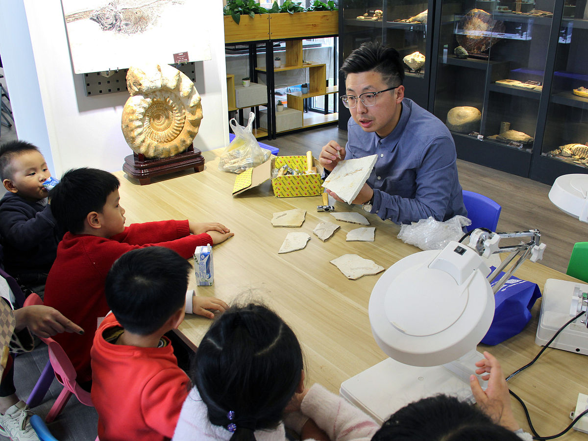 商业项目：DIY体验馆关键业务：账号运营、线上线下DIY科普、线上线下DIY产品销售与定做、DIY手工体验和指导核心资源：①在校和以前校园内的广泛人脉资源、专业人士设计与指导、店内服务人员②专业的设备以及优质的DIY材料③固定的门店资金链稳定价值取向：DIY产品可以迎合广大的青少年群众手工制作的需求让他们从中获取幸福感一次深刻的DIY体验不仅能够让消费者在过程中感受到愉悦同时也能为其留存下幸福的记