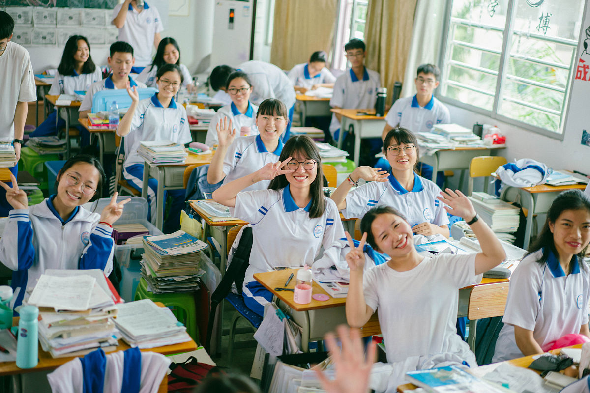 2019年6月5日,广东惠州综合高中举行高考喊楼"活动为考生加油.学生们