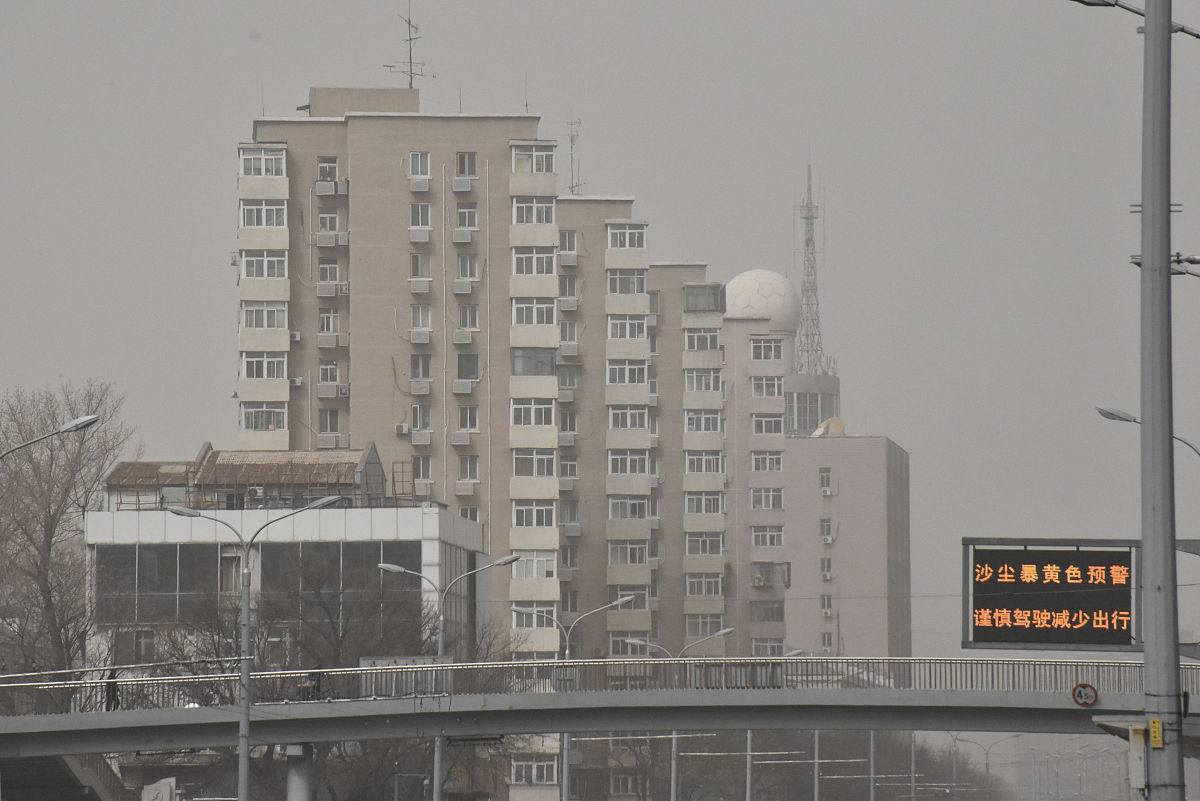 2021年3月28日,北京出现大风沙尘天气,海淀区紫竹院街道被沙尘笼罩.