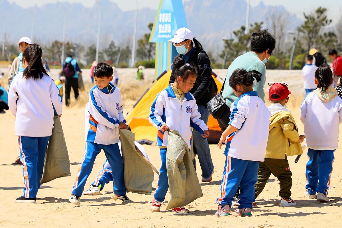 以峨眉山为主要地点写一个中小学生5天的夏令营活动方案要求将流程再进行细化使得操作性更强