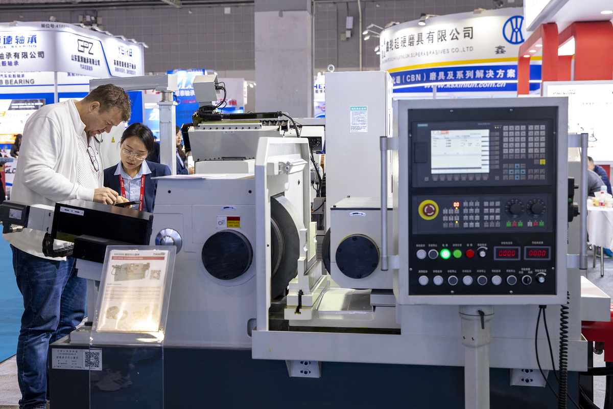 数控技术发展历程及应用：从刀库到机械臂