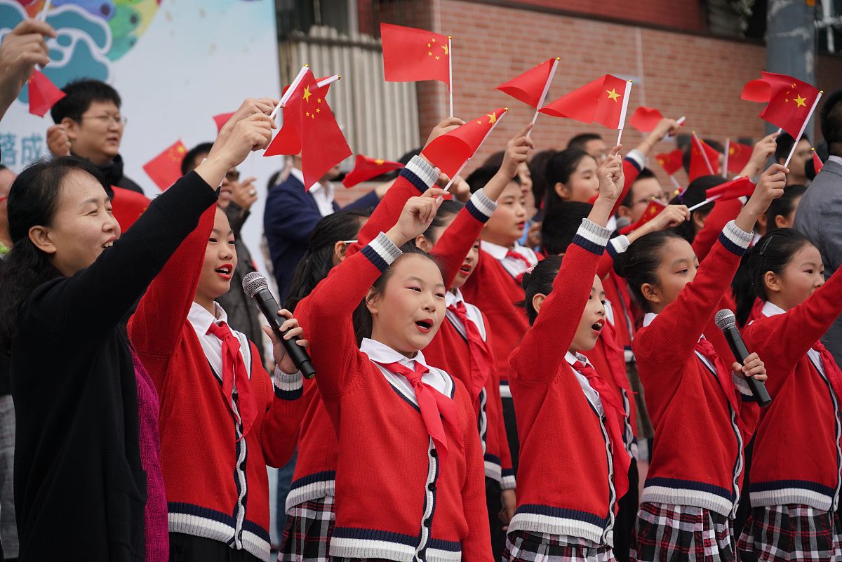 升国旗唱国歌仪式：庄重肃穆，庆祝荣耀