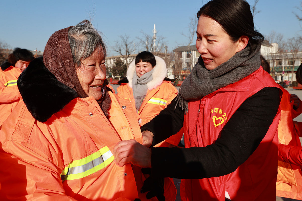 2021年1月8日,江苏省徐州市丰县志愿者在刘邦广场向环卫工捐赠防寒服.