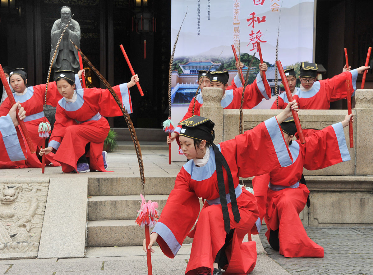 2016年5月7日,上海,两岸学生"百人百联楹联书法暨中华茶礼展示活动"如