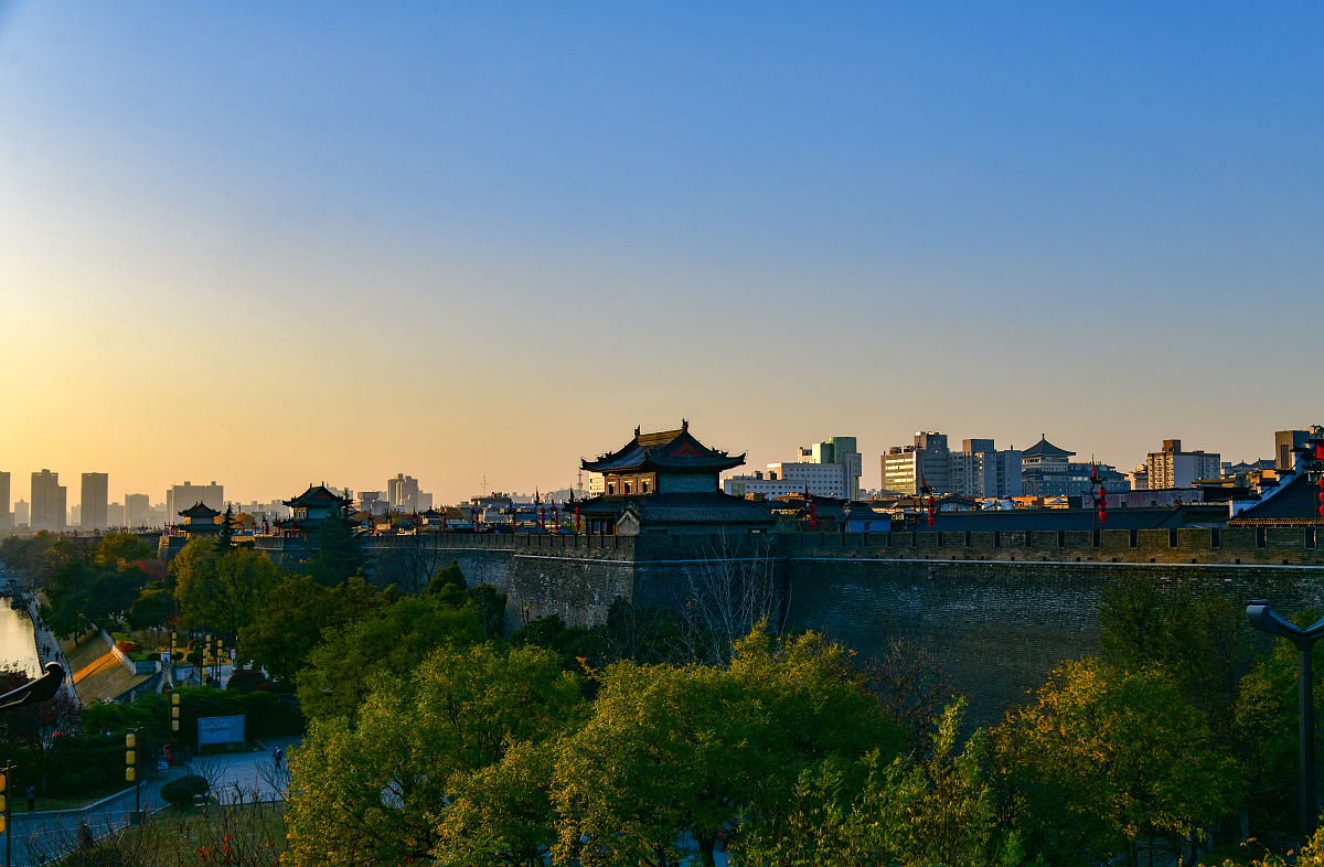 2021年11月23日,西安,夜幕降临,游客登上古城墙观看亮灯大秀.古城墙在