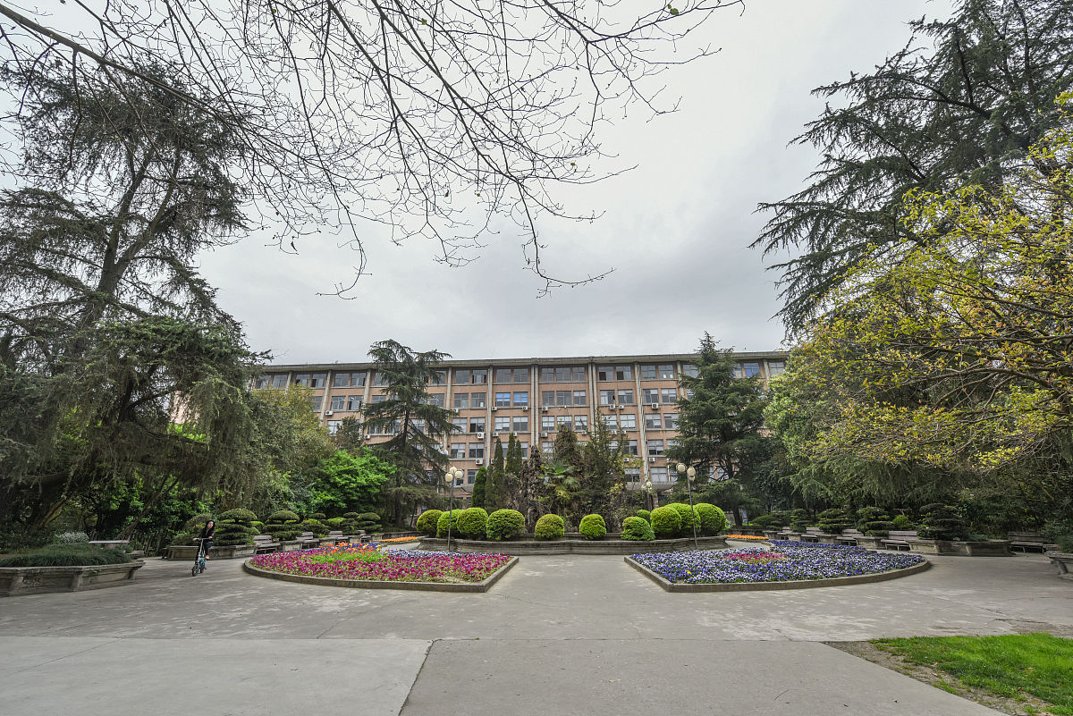 四川大学附设华西卫生学校的校园环境好不好