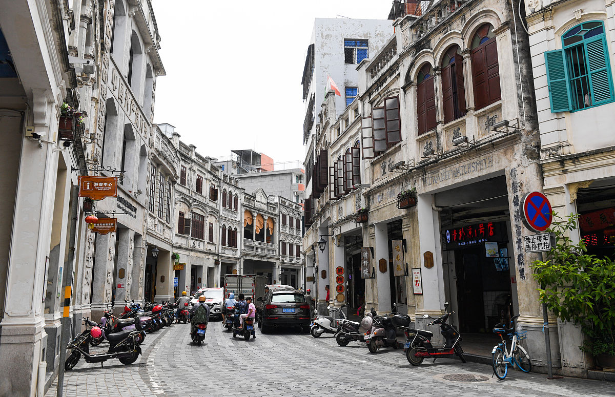 写一首诗关于具有浓郁历史文化氛围的海南骑楼老街7言律师