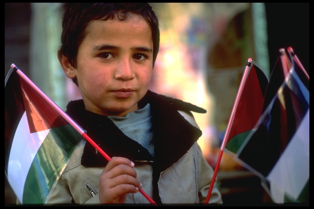 以通过历史学研究探讨宗教与信仰的发展与影响为题写一篇1200字文章