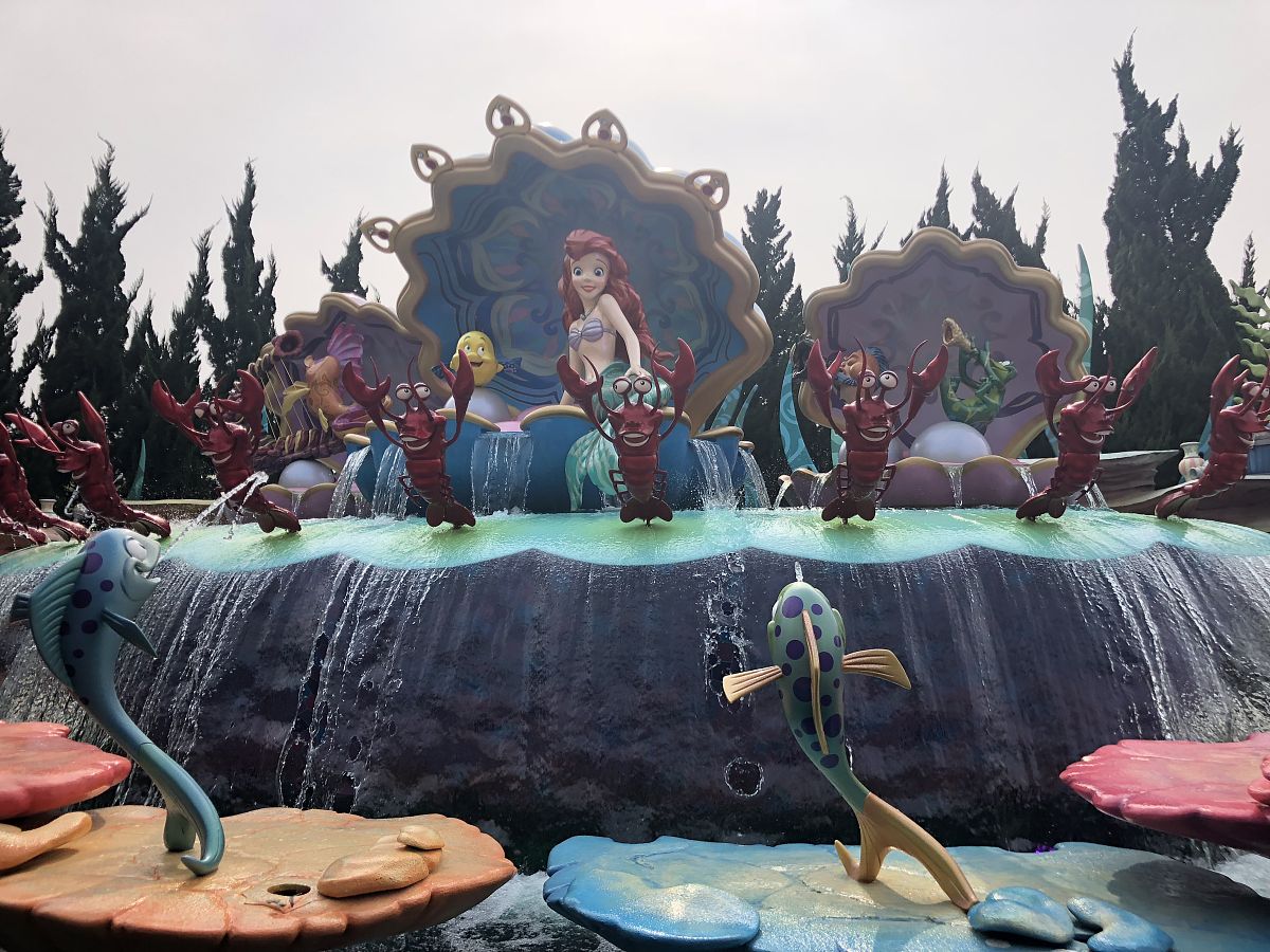 把下面这段文字改写成意思相同的200字的优美段落每个女孩心中都住着一位公主；每个童心未泯的你我都有着一个迪士尼梦。迪士尼不仅仅是一个主题乐园。它充满魔力可以让孩子体验童话世界让大人回归童真。