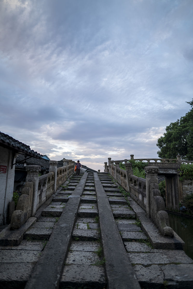 广西柳州1999年8月15日早上7-8点出生八字算命