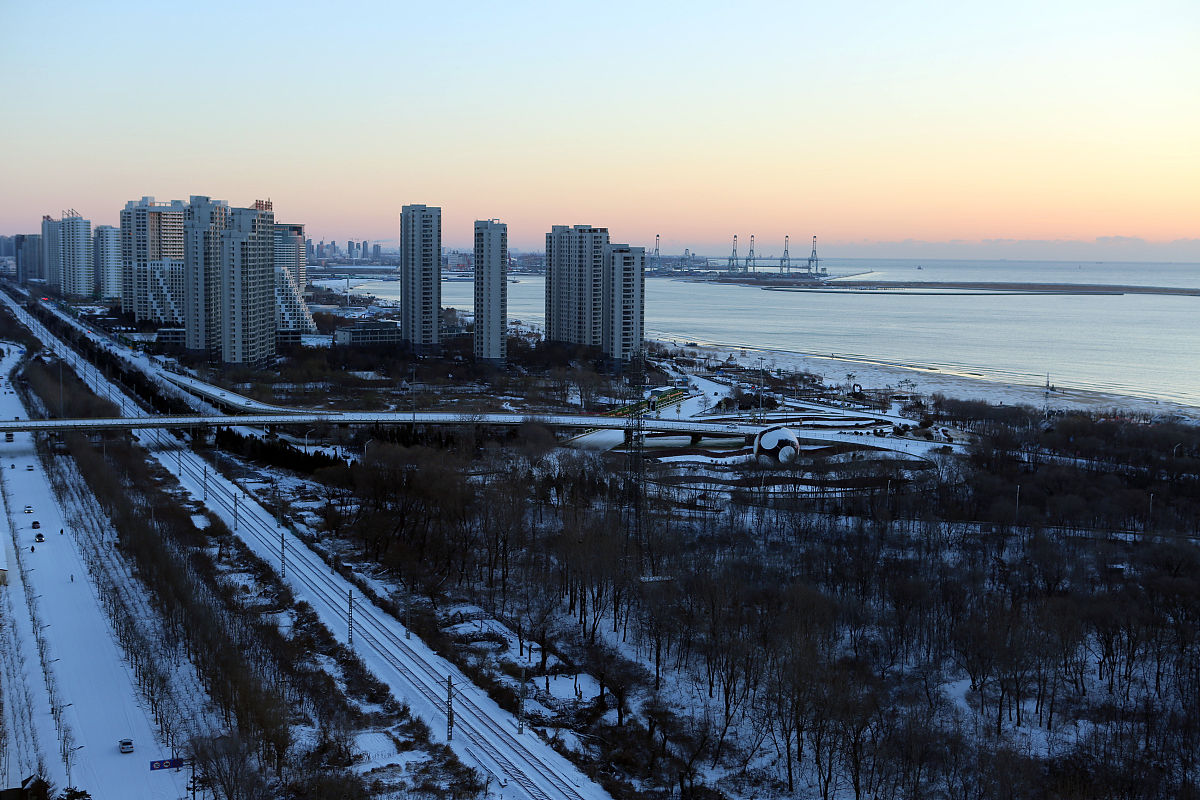 2020年12月13日,河北秦皇岛雪过天晴,空气格外清新.
