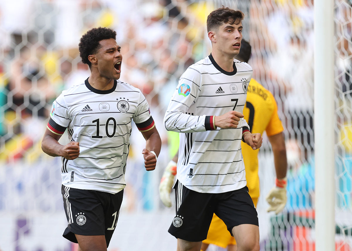 SQL 查询每门课成绩都大于 80 分的学生姓名