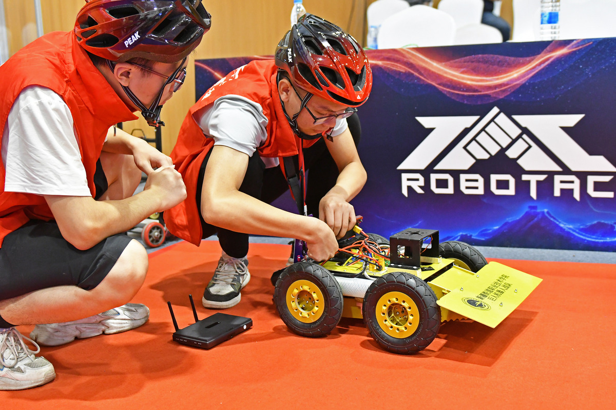 帮我写两篇不同的wedo编程课程的学生课堂表现的点评要求每篇写400字。我们这节课讲的是减震越野车的搭建和操控程序的编写。我先给学生们讲了一下什么叫弹力还有弹簧橡皮筋的弹力效果有什么功效比如能在越野车上提供减震缓冲的效果。然后讲了一下什么叫圆锥齿轮传动原理我们这节课搭建的越野车就要用到这些。搭建完越野车后我还给学生们讲了一下程序如何编写用到了哪些模块比如马达方向模块马达速度模块循环模块发送和接收模