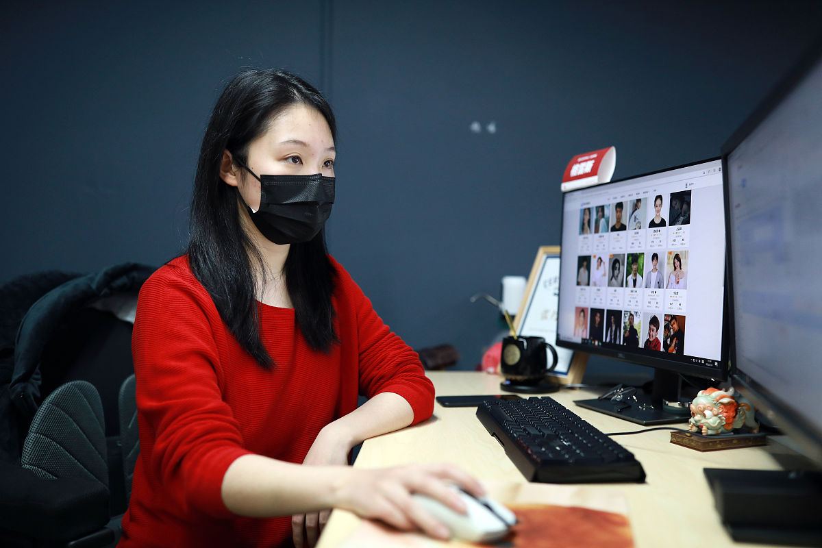 设有关系模式RUF其中U=ABCDE		F=A→DE→DD→BBC→DDC→A 求R的候选码。