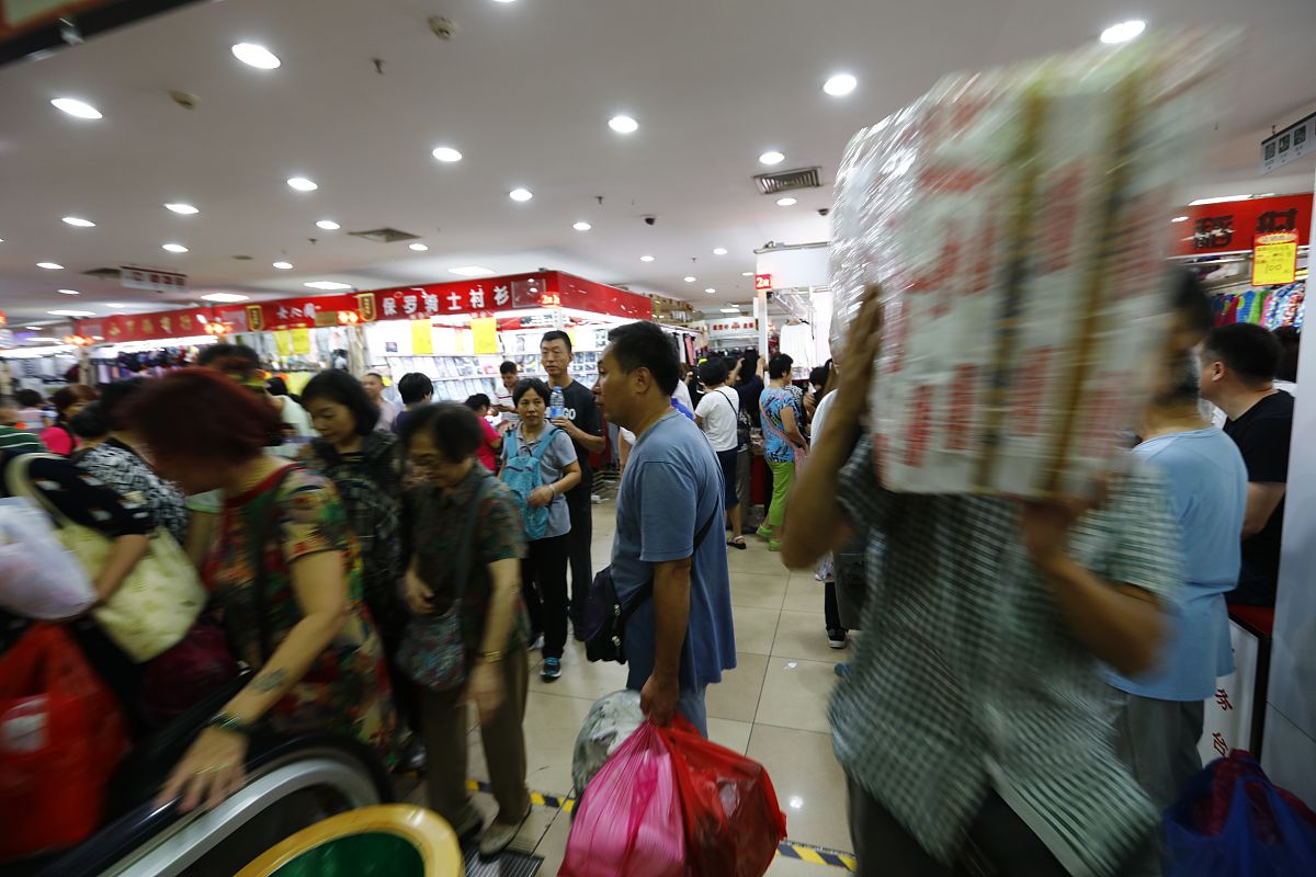 2017年9月<strong>6</strong>日,北京天意小商品批发市场里人头攒动,商家最后大甩货吸引