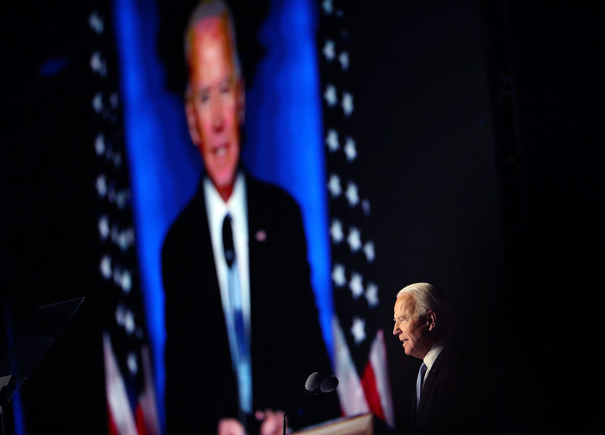 陪我聊天你出一个话题换一个美国？不太了解可以介绍一下吗？美国现任总统如何可以预测一下下一任总统吗？根据概率学