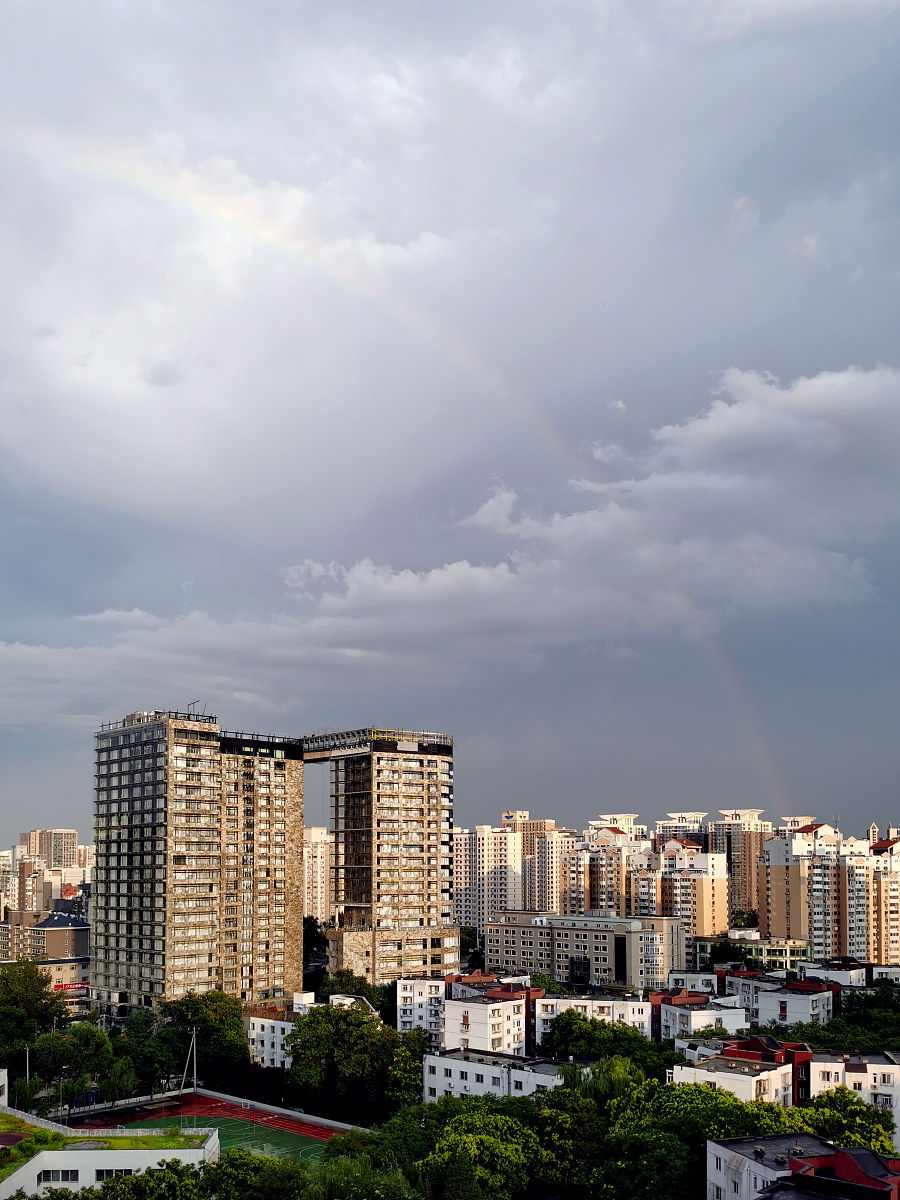 2020年7月6日,北京,雨后亚运村,傍晚时分出现绚丽彩虹,美丽景色煞是好