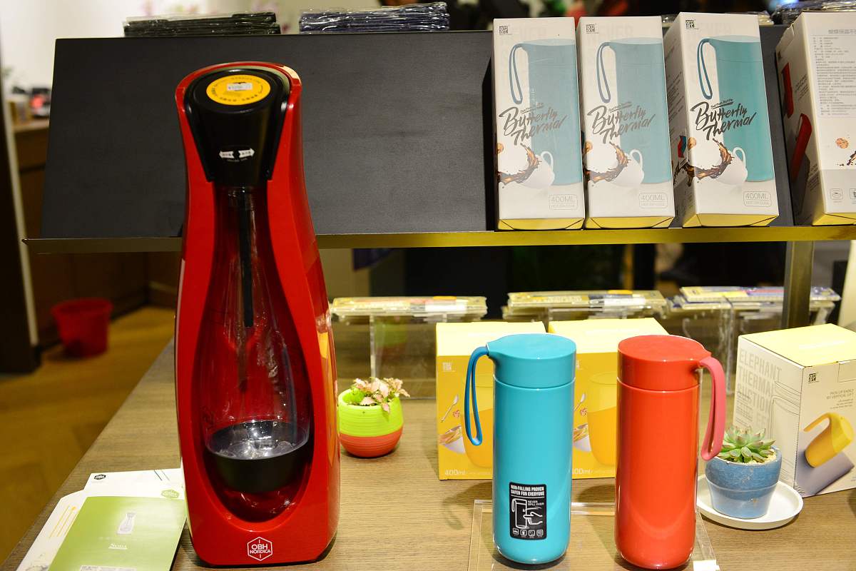 2016年12月28日,江苏南京,世界最美书店g-takaya书店内的独特的文创产