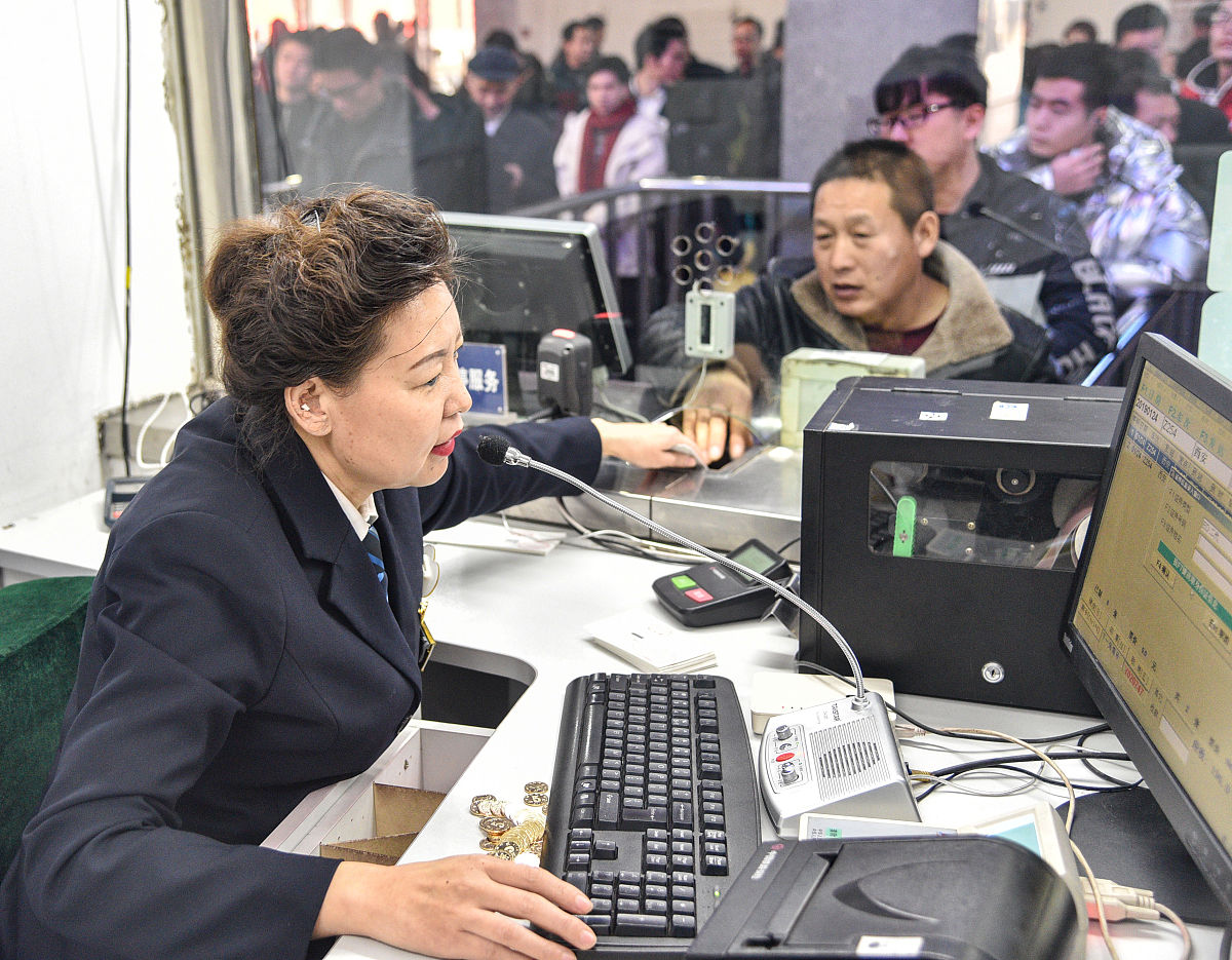 在该程序中给出注释#include iostream#include fstream#include ctime#include cstdlib#include stringusing namespace std; 车票车次类class Ticket private int ticketNo; string departureTime; string startStation;