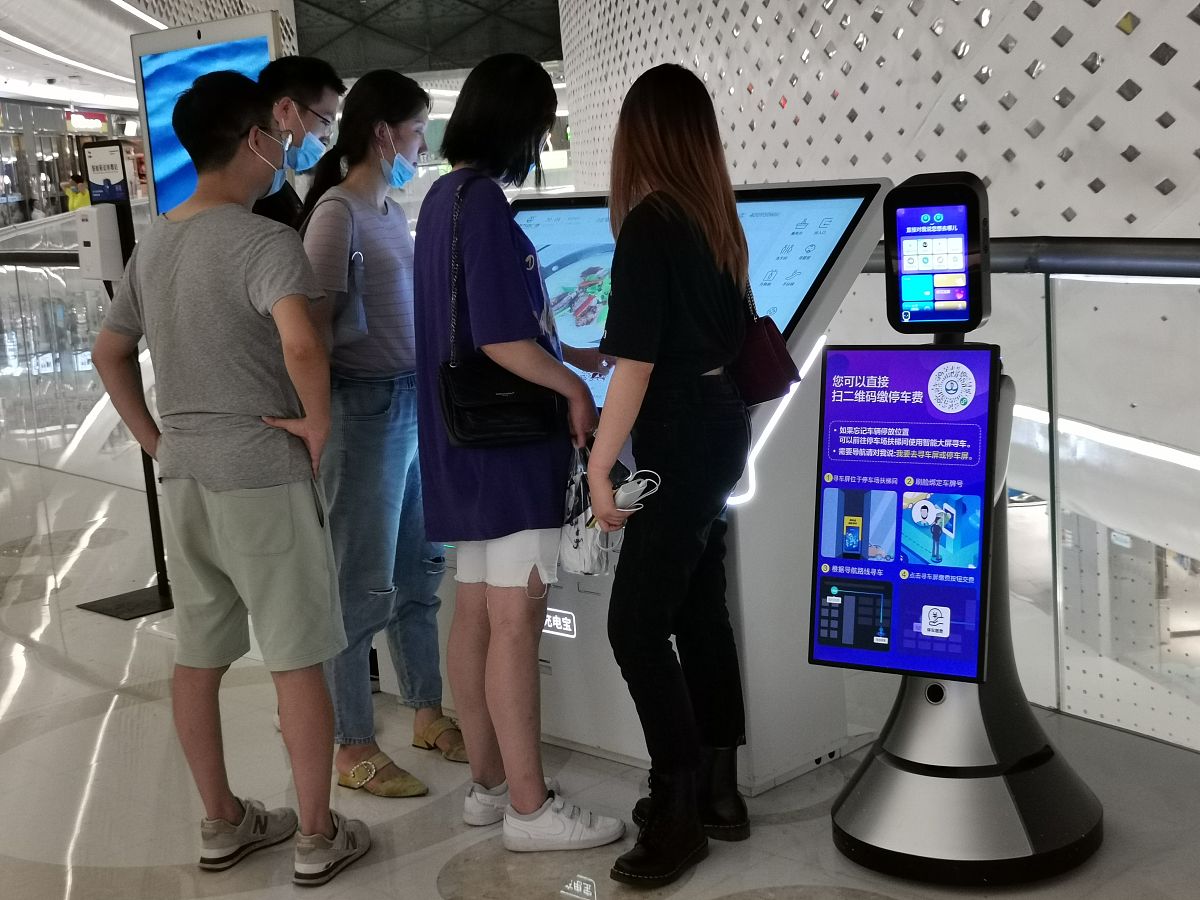 景区疏导机器人：人脸识别控人流，告别拥挤假期