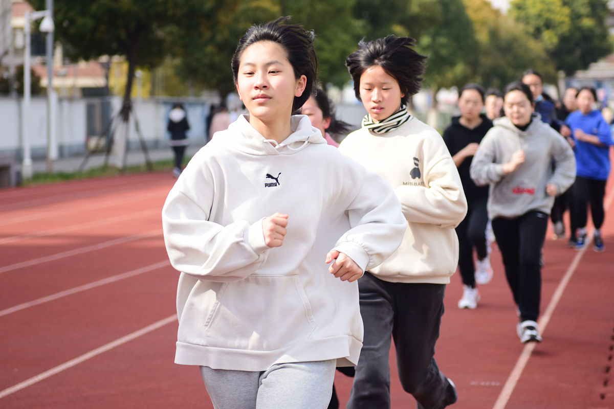 10.在教学改革中起关键和先导作用的是（ ）。
A.教学手段	B.课程和教材	C.教学方法	D.教学环境