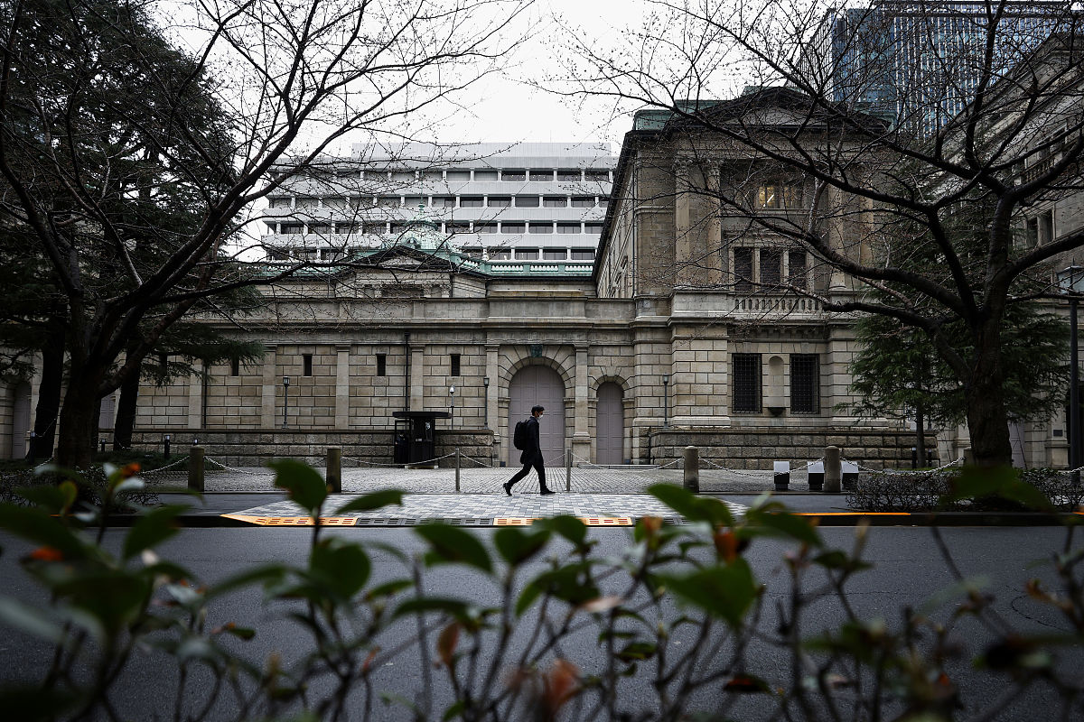 当地时间2022年3月18日,日本东京,日本中央银行.a pedestrian in fron